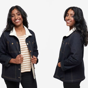 Può includere: Una giacca di jeans blu scuro con fodera in sherpa bianca e bottoni dorati. La giacca ha una vestibilità rilassata e presenta una tasca a toppa sul petto sinistro.