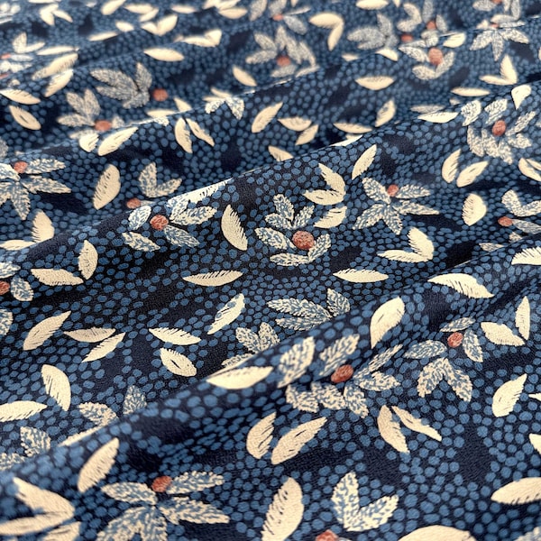 Viskose-Kreppstoff in Lucie River von Atelier Brunette | Entworfen in Frankreich | Marineblauer und kornblumenblauer Druck mit cremefarbenen Blättern