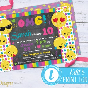 Puede incluir: Una invitaci&oacute;n colorida a una fiesta de cumplea&ntilde;os con un fondo de pizarra y un tema de emoji amarillo. La invitaci&oacute;n dice "OMG! Sarah cumple 10 a&ntilde;os" e incluye detalles sobre la fiesta, como la fecha, la hora y el lugar.