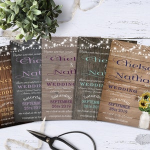 Puede incluir: Cinco invitaciones de boda r&uacute;sticas con fondo de madera y luces de cadena. Las invitaciones son para Chelsea & Nathan, Chelsea & Nathan, Chelsea & Nathan, Chelsea & Nathan y Chelsea & Johnson. Las invitaciones son para una boda el s&aacute;bado 26 de septiembre de 2019 a la una de la tarde. Las invitaciones tienen un tema r&uacute;stico con girasoles y tarros de cristal.