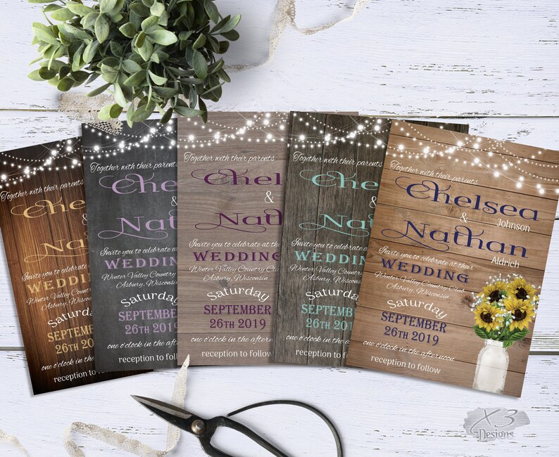 Puede incluir: Cinco invitaciones de boda r&uacute;sticas con fondo de madera y luces de cadena. Las invitaciones son para Chelsea & Nathan, Chelsea & Nathan, Chelsea & Nathan, Chelsea & Nathan y Chelsea & Johnson. Las invitaciones son para una boda el s&aacute;bado 26 de septiembre de 2019 a la una de la tarde. Las invitaciones tienen un tema r&uacute;stico con girasoles y tarros de cristal.