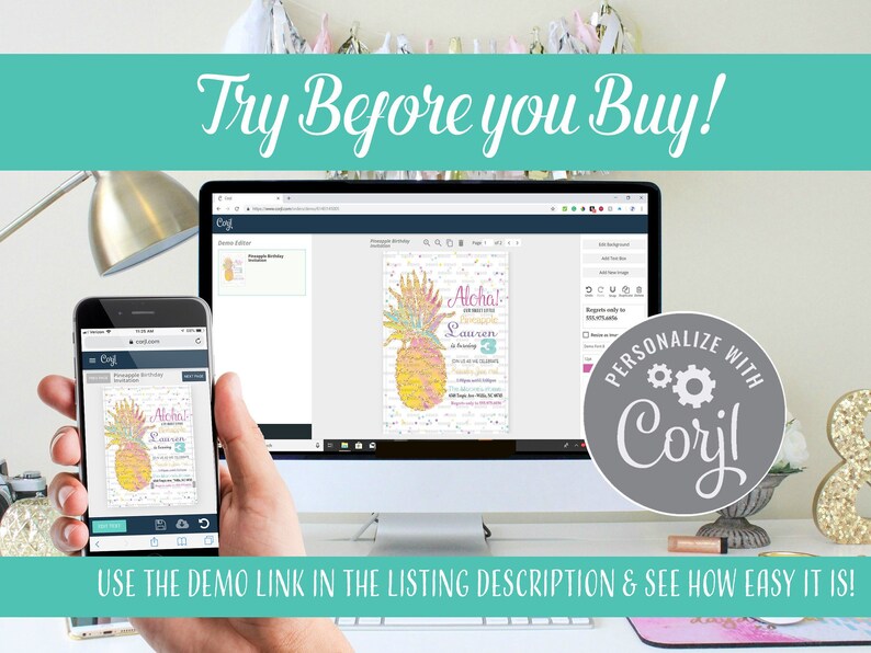 Puede incluir: Una pantalla de ordenador y un tel&eacute;fono inteligente muestran una plantilla de invitaci&oacute;n personalizable con un dise&ntilde;o de pi&ntilde;a. El texto de la invitaci&oacute;n dice "&iexcl;Aloha! Lauren cumple 3 a&ntilde;os". El texto "&iexcl;Prueba antes de comprar!" se muestra encima de la imagen. El texto "PERSONALIZA CON Coryl" se muestra en un c&iacute;rculo con engranajes.