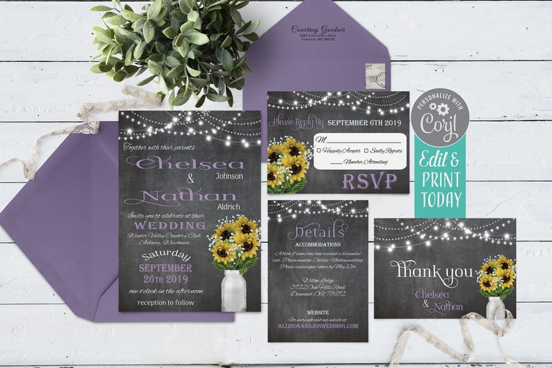 Puede incluir: Un conjunto de invitaciones de boda con fondo de pizarra y luces de cadena. La invitaci&oacute;n presenta un ramo de girasoles en un tarro de cristal. El texto de la invitaci&oacute;n dice "Chelsea & Nathan".