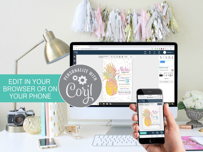 Puede incluir: Una pantalla de ordenador y un tel&eacute;fono inteligente muestran una invitaci&oacute;n colorida con un dise&ntilde;o de pi&ntilde;a. La invitaci&oacute;n dice "&iexcl;Aloha!" y "Lauren cumple 3 a&ntilde;os". El texto "Personalizar con Corjl" est&aacute; en un c&iacute;rculo gris con un icono de engranaje.