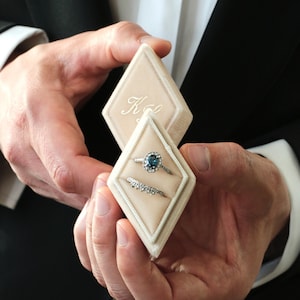 Proposition de boîte à bague en velours, boîte à bague champagne personnalisée, boîte à bague en velours avec monogramme, cadeau de fiançailles pour mariée, couple