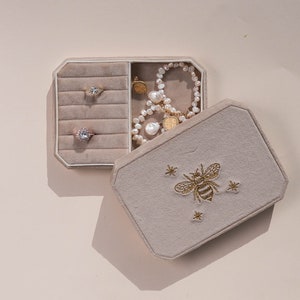 Portagioie in velluto con piedi, scatola portagioie per anelli beige, portagioie da viaggio fatto a mano, regalo per moglie, mamma, fidanzata, portagioielli unico