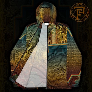 Op de afbeelding: Een zwarte hoodie met rits, met een kleurrijk geometrisch patroon met verschillende vormen en kleuren, waaronder goud, oranje, blauw en groen. Het patroon doet denken aan heilige geometrie.