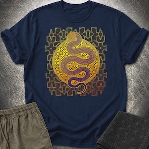 Puede incluir: Una camiseta de manga corta azul marino con un gráfico central de una serpiente enroscada en tonos morados y naranjas. La serpiente se sitúa sobre un fondo circular amarillo brillante con un patrón geométrico complejo, rodeado por un borde oscuro.