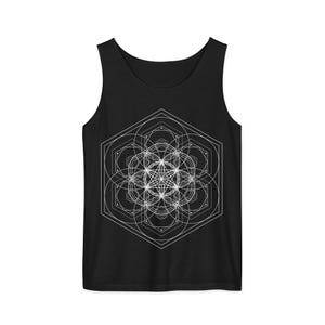 Könnte beinhalten: Schwarzes Tanktop mit weißem geometrischem Design. Das Design ist ein komplexes Muster aus miteinander verbundenen Linien und Formen, einschließlich Sechsecken und Kreisen. Das Tanktop ist aus einem weichen Material gefertigt.