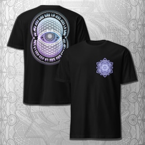 Könnte beinhalten: Zwei schwarze T-Shirts. Eines hat ein großes, augenförmiges geometrisches Design auf dem Rücken mit dem Text "YOU ARE THE UNIVERSE EXPERIENCING ITSELF". Das andere hat ein kleineres, ähnliches Design auf der Brust.