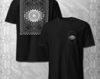 Può includere: T-shirt neri con un design geometrico bianco a forma di occhio. Una maglietta presenta il disegno sul retro, l'altra una versione più piccola sulla tasca anteriore. Il design dell'occhio è intricato e simmetrico, con un motivo circolare dettagliato.