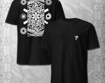 Può includere: T-shirt nere con un design geometrico bianco. Una maglietta presenta un motivo grande e intricato sul retro con la scritta "Framenpa". L'altra maglietta ha un piccolo logo "F" sul davanti.