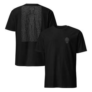 Könnte beinhalten: Schwarze T-Shirts mit einem grauen Alien-Design. Ein Shirt zeigt eine vollständige Alien-Figur auf dem Rücken, während das andere einen kleinen Alien-Kopf auf der Vorderseite hat. Das Alien-Design besteht aus einem labyrinthartigen Muster.