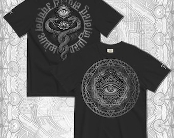 Può includere: Due magliette nere con disegni intricati e dettagliati. Una maglietta presenta un serpente intrecciato attorno a un fiore di loto con un occhio in cima, circondato da testo. L'altra maglietta mostra un occhio all'interno di un motivo geometrico.