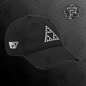 Puede incluir: Gorra de béisbol negra desgastada con diseños triangulares geométricos blancos. La gorra tiene una visera curva y una correa ajustable. Un logotipo circular con la letra "F" es visible. Accesorio de moda.