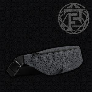 Könnte beinhalten: Eine schwarze Bauchtasche mit einem grauen geometrischen Muster. Die Bauchtasche hat einen schwarzen verstellbaren Gurt und einen Reißverschluss.