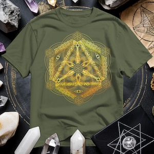 以下が含まれることがあります： 金色の幾何学模様が施された緑色のTシャツ。デザインは、重なり合う円と線が複雑に組み合わされ、視覚的に複雑で魅力的なイメージを生み出しています。