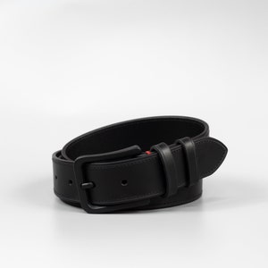 Gepersonaliseerde handgemaakte 35 mm brede zwarte volnerf leren herenriem 'Modena' met gratis personalisatie en minimalistische geschenkdoos