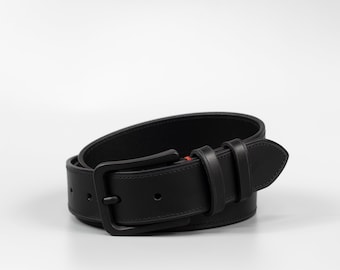 Personalisierter handgemachter 35mm breiter schwarzer Herrengürtel aus Vollnarbenleder "Modena" mit kostenloser Personalisierung und minimalistischer Geschenkbox""