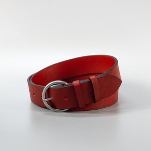 Aanpasbare handgemaakte 40 mm brede rode volnerf leren damesriem "Bella" met gratis personalisatie en elegante geschenkdoos