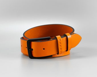 Personalisierter handgemachter 35mm breiter oranger Herrengürtel aus Leder ""Flamme"" mit kostenloser Personalisierung und minimalistischer Geschenkbox."