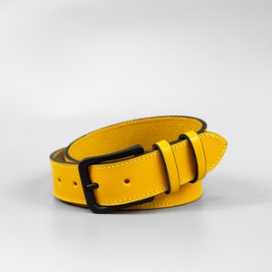 Gepersonaliseerde handgemaakte 35 mm brede gele volnerf leren herenriem 'Monza' met gratis personalisatie en minimalistische geschenkdoos