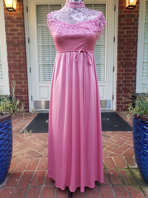 Vintage Pink Gown with Lace Detail - image 10