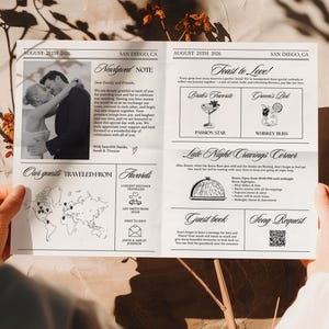 K&ouml;nnte beinhalten: Eine Hochzeitsank&uuml;ndigung, die auf einem Blatt im Zeitungsstil gedruckt ist. Das Design umfasst ein Schwarz-Wei&szlig;-Foto eines Paares, Veranstaltungsdetails, eine Weltkarte und einen QR-Code f&uuml;r Songw&uuml;nsche. Der Text enth&auml;lt Datum, Ort und eine Nachricht an die G&auml;ste.