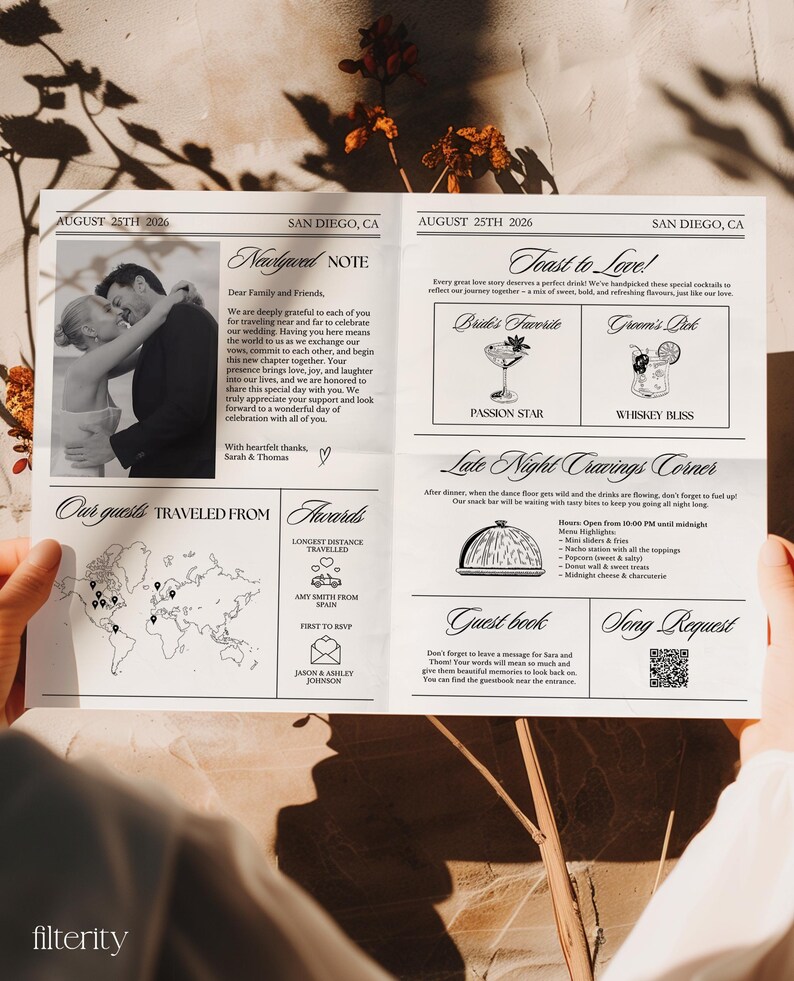 K&ouml;nnte beinhalten: Eine Hochzeitsank&uuml;ndigung, die auf einem Blatt im Zeitungsstil gedruckt ist. Das Design umfasst ein Schwarz-Wei&szlig;-Foto eines Paares, Veranstaltungsdetails, eine Weltkarte und einen QR-Code f&uuml;r Songw&uuml;nsche. Der Text enth&auml;lt Datum, Ort und eine Nachricht an die G&auml;ste.