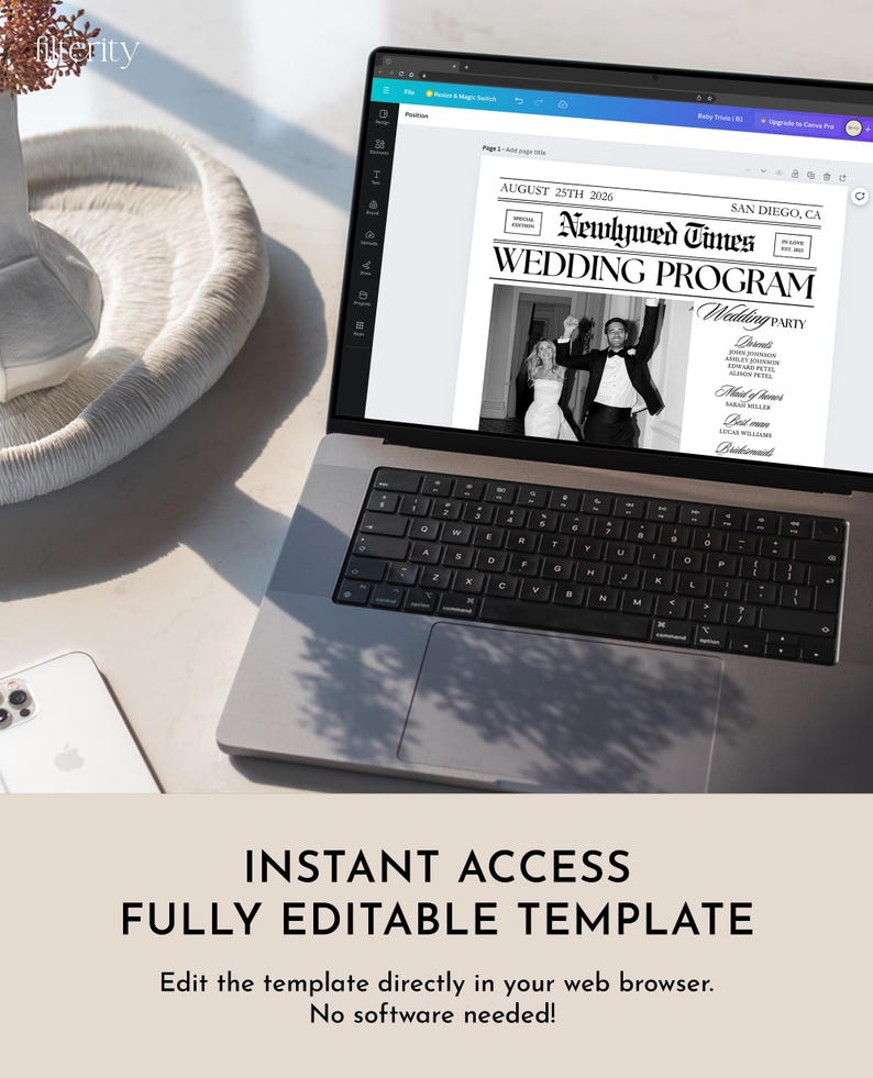 K&ouml;nnte beinhalten: Ein Laptop zeigt eine Vorlage f&uuml;r ein Hochzeitsprogramm mit dem Titel "Newlywed Times". Das schwarz-wei&szlig;e Design zeigt ein Foto eines Paares und Eventdetails. Der Text unten lautet "Instant Access Fully Editable Template."