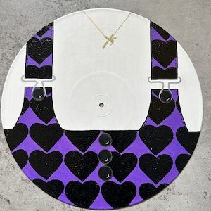 Wembley N3……HSLOT 2023. A recycled vintage vinyl, hand painted with Harry Styles’ iconic stage outfit. .