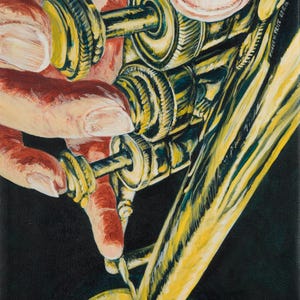 Puede incluir: Pintura al óleo de un instrumento de viento de latón, posiblemente una trompeta o trombón, en tonos amarillos y verdes. Se ven las manos del artista manipulando las válvulas. El fondo oscuro resalta los detalles del instrumento.