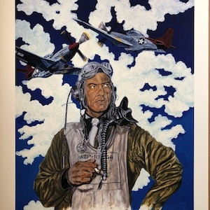 Può includere: Un dipinto del colonnello Benjamin O. Davis Jr., un aviatore di Tuskegee, in uniforme da pilota con una sigaretta in mano. Indossa un casco e degli occhiali. Due aerei da caccia sono sullo sfondo.