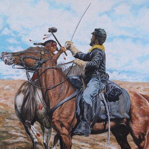 Può includere: Un dipinto a olio raffigura un soldato a cavallo che si scontra con un guerriero nativo americano, entrambi a cavallo. Il soldato, con un cappotto blu, alza una spada. Il nativo americano tiene un tomahawk. Lo sfondo mostra un cielo blu e un campo erboso.