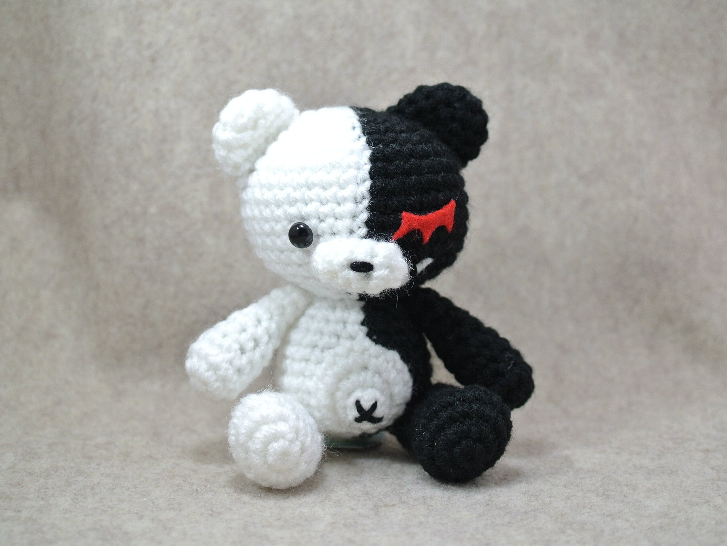 Qiufman Monokuma - Peluche anime - 30 cm - Coton PP - Monomi-chan - Coussin doux - Décoration de chambre à coucher Qiufman Monokuma - Peluche anime - 30 cm - Coton PP - Monomi-chan - Coussin doux - Décoration de chambre à coucher