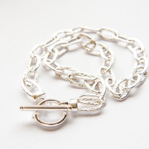 Halsband med stor silverlänk, knäppkedja med hamrad finish, från Italien