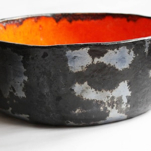 Lavandino da tavolo in ceramica fatto a mano: lavabo arancione fuoco e carbone