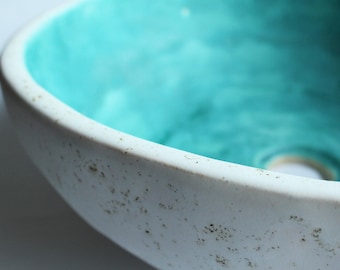 Ręcznie wykonana umywalka ceramiczna w kolorze turkusowym i białym – umywalka łazienkowa nablatowa