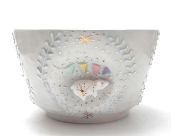 Ręcznie robiona ceramiczna misa w kształcie bajki z rzeźbionymi zwierzętami, pastelowymi detalami i złotymi gwiazdkami