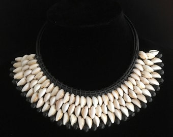 Hermoso collar de concha de cauri ZAZZAU, collar hecho a mano, collar de conchas marinas, collar sin metal, tribal, mi collar, collar bohemio