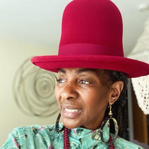 Erykah Badu rode hoge hoed, stylist, muziekartiest, stijlvolle mensen, rode hoed, trouwhoeden, hoeden voor evenementen, accessoires, wollen hoeden