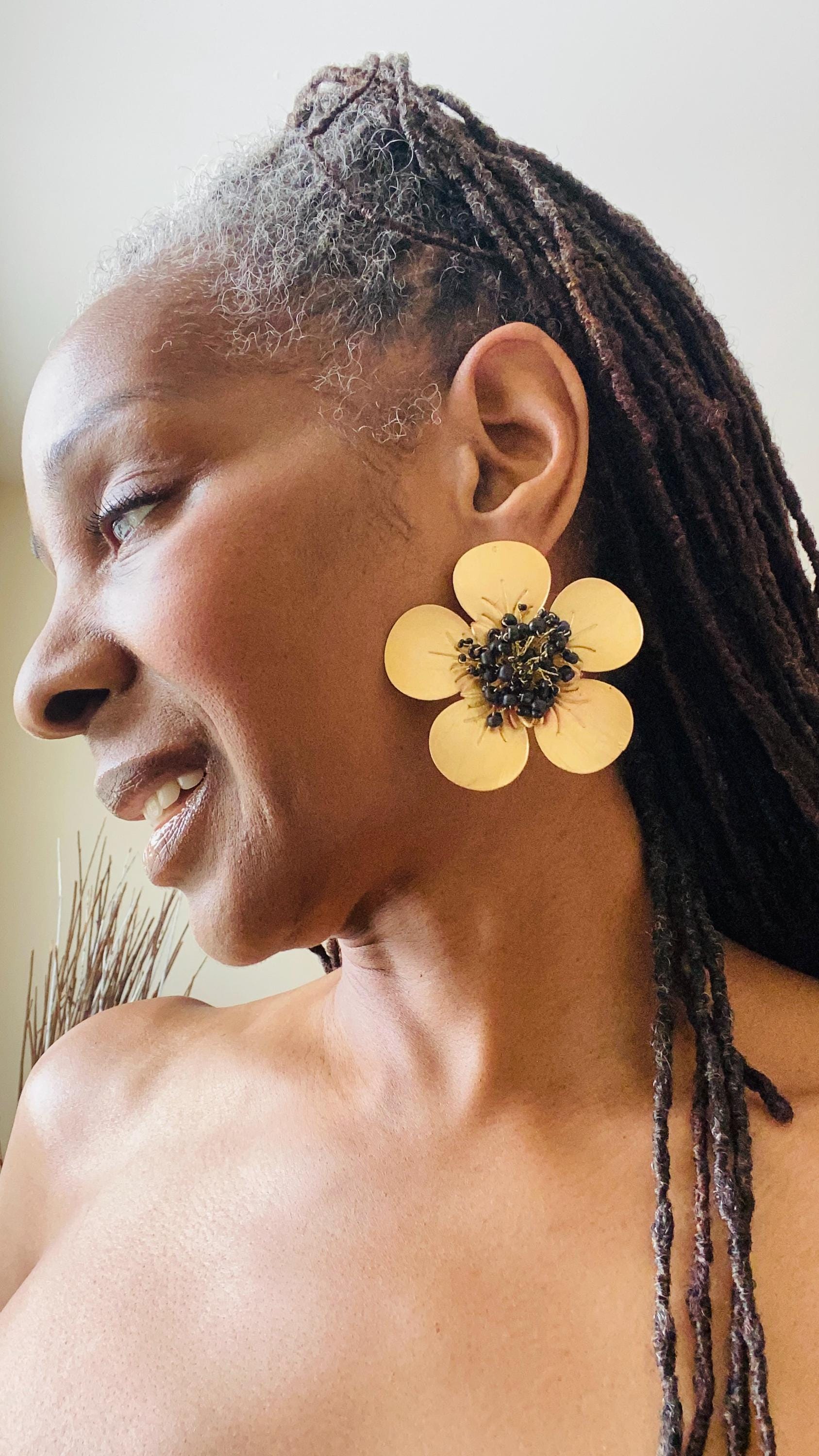 Pendientes Lozola con flores, un regalo para ella, joyería llamativa para mujer. Joyas de verano, pendientes hechos a mano, pendientes bonitos y llamativos.