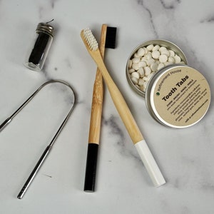 Mundpflege Set | 2 Bambus Zahnbürsten, Zahnbürsten, Bambusseide, Zungenschaber | Nachhaltig, Zero Waste, Mundpflege Bundle, Geschenk