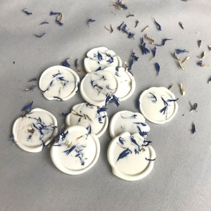 Sigilli di cera di petali di fiori di fiordaliso essiccati per cancelleria - Autosigilli / Sigilli di cera per cancelleria / Sigilli botanici per matrimoni / Sigillo di cera di invito
