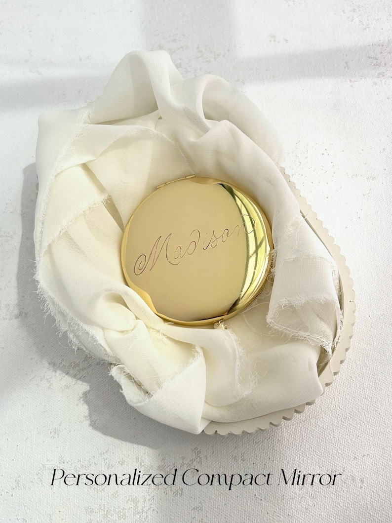Handgraverad kompaktspegel i guld - för mamma, syster, brudtärnor, möhippa, personlig present till mors dag Gold