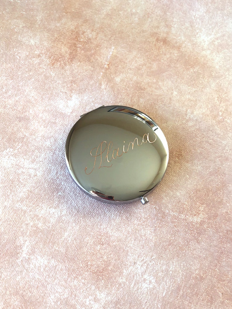 Handgraverad kompaktspegel i guld - för mamma, syster, brudtärnor, möhippa, personlig present till mors dag Silver