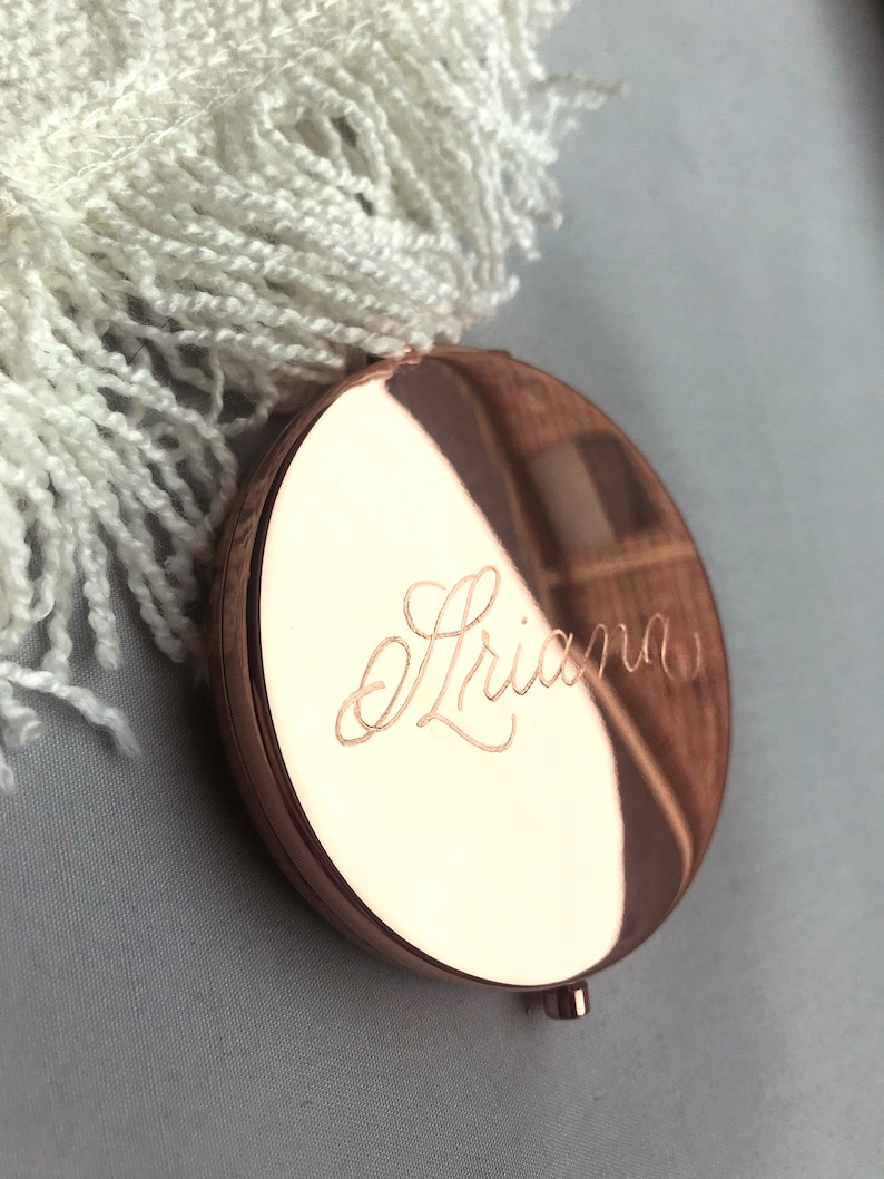Handgraverad kompaktspegel i guld - för mamma, syster, brudtärnor, möhippa, personlig present till mors dag bild 6