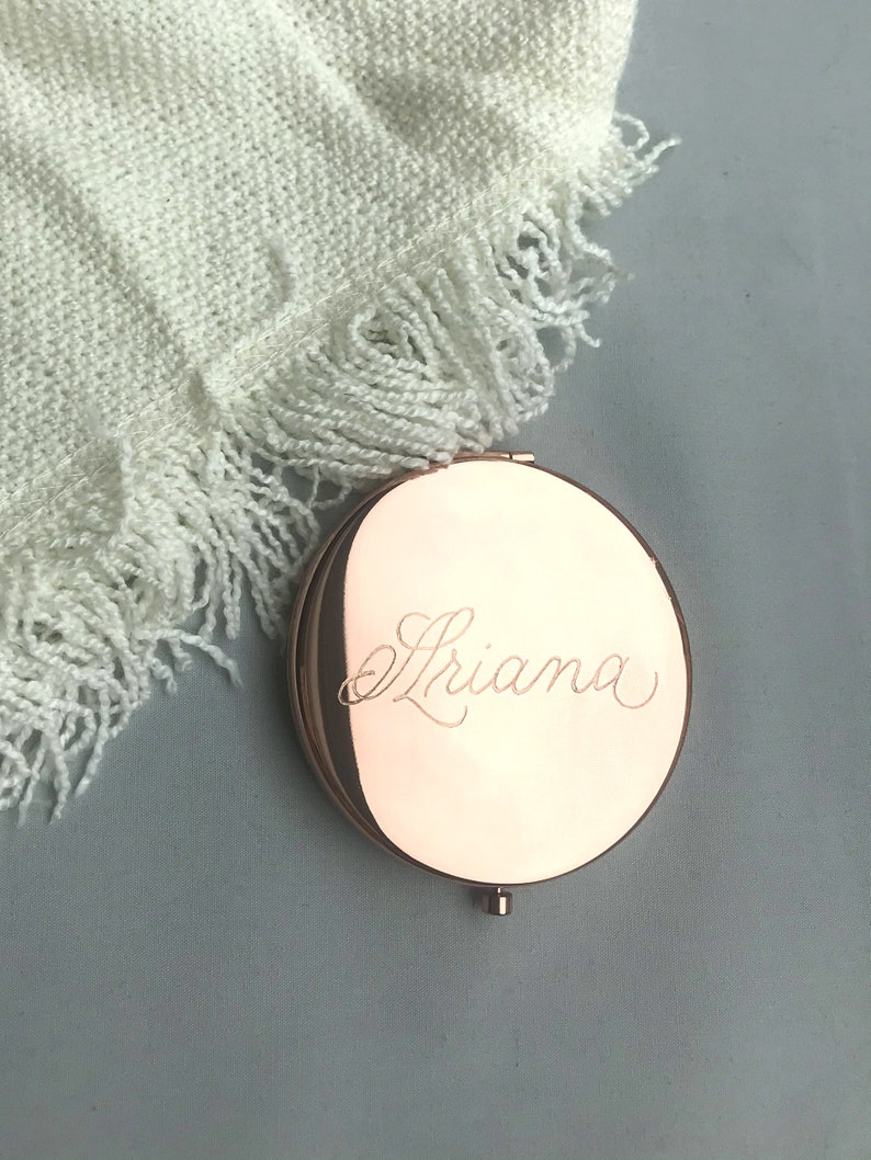 Handgraverad kompaktspegel i guld - för mamma, syster, brudtärnor, möhippa, personlig present till mors dag Rose gold