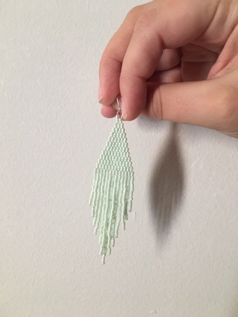 Boucles doreilles à franges perlées en vert menthe irisé Boucles doreilles pendantes perlées à la main image 4