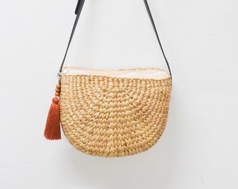 Free tassel keychain • Straw bag • Weaving seagrass(water hyacinth) crossbody bag / semi circle / handmade with dark brown leather strap